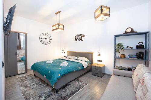 una camera da letto con un letto e uno specchio di The Bear's Den in old city centre a Braşov