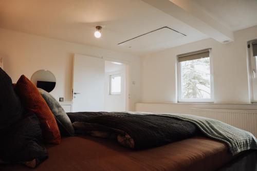 a bedroom with a couch with a blanket on it at Offenes Stilvolles Stadthaus in Ramstein-Miesenbach