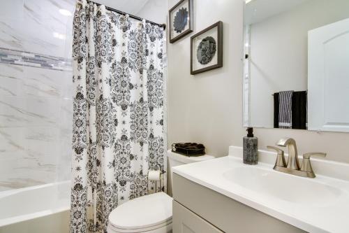 A bathroom at Updated Home - Walk to Salisbury University!