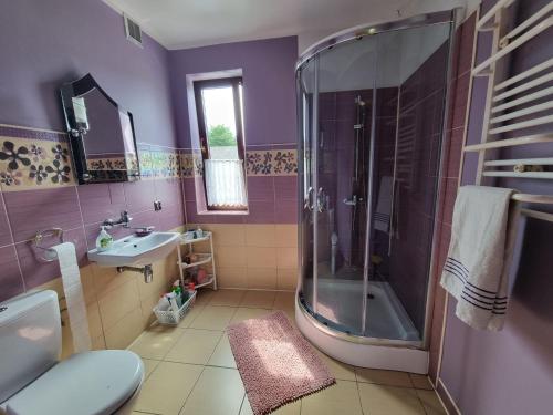 een paarse badkamer met een douche en een wastafel bij Wsi spokojna...Jura in Siamoszyce