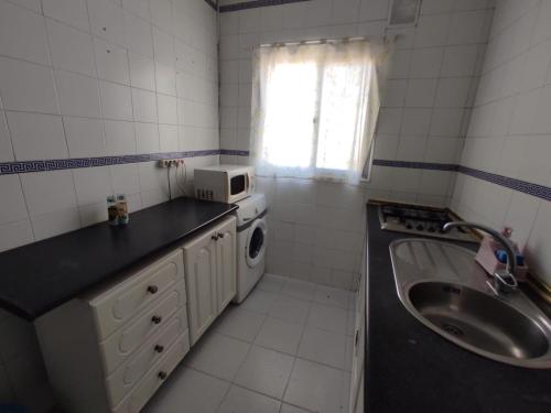 una piccola cucina con lavello e microonde di Casa Rural con Piscina Verdugo a El Puerto de Santa María