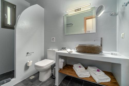 Bilik mandi di La Perla Suites