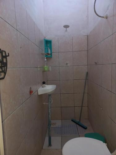 un piccolo bagno con lavandino e servizi igienici di Apartamento mobiliado em paracuru a Paracuru