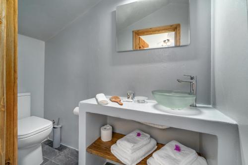 Bilik mandi di La Perla Suites