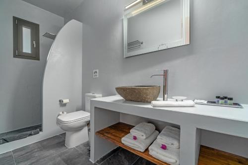 Bilik mandi di La Perla Suites