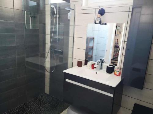 Ένα μπάνιο στο Idéal centre Vichy, bel appartement F5