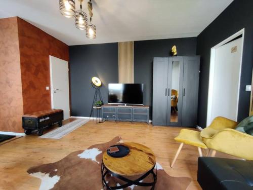 ein Wohnzimmer mit einem Sofa und einem Tisch in der Unterkunft Downtown/Balcony/Coffee Bar/TV-Streaming/top WLAN in Bielefeld