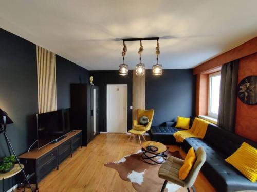 a living room with a couch and a tv at Downtown/Balcony/Coffee Bar/TV-Streaming/top WLAN in Bielefeld