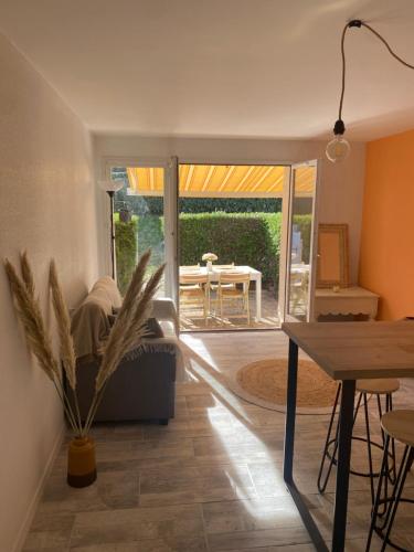 un salon avec une table et une salle à manger dans l'établissement Arzon maisonnette cosy Kerkarin, à Arzon
