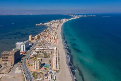 una vista aérea de la playa y del océano en Apartamento jardin del mar 7.5 en La Manga del Mar Menor