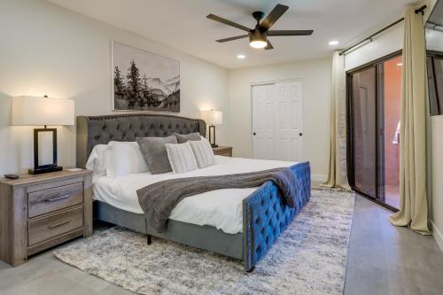 een slaapkamer met een groot bed en een plafondventilator bij Fully Renovated Phoenix Condo with Pool-View Balcony in Phoenix