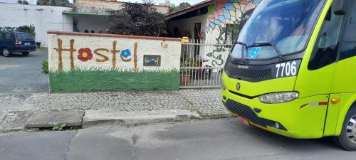 una furgoneta verde estacionada frente a un edificio en Hostel Cidade das Flores 2, en Joinville