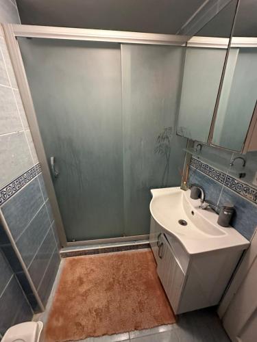 a bathroom with a sink and a mirror at kadıköy rıhtımda özel odalar in Istanbul
