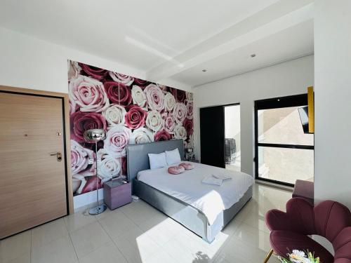 1 dormitorio con un mural de rosas en la pared en Riviera Studios, en Mamaia