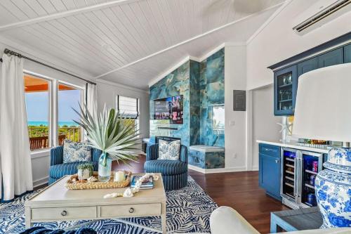 ein Wohnzimmer mit blauen und weißen Möbeln und einem Tisch in der Unterkunft Leisure Beach Ocean Retreat in Lower Bogue
