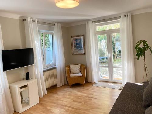 Μια τηλεόραση ή/και κέντρο ψυχαγωγίας στο Ruhiges WG-Appartment in Einfamilienhaus