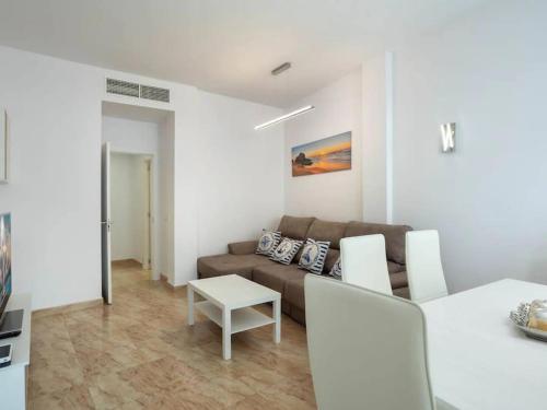 salon z kanapą i stołem w obiekcie Apartamento a 50m de la playa w mieście Platja  d'Aro