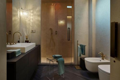 a bathroom with two sinks and a tub and a shower at Annex Tokyo in Yagisawa