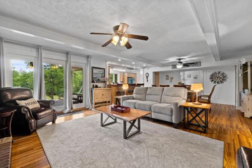 Gallery image of Refuge Ranch Lodge Cozy Log Cabin by the Lake Privacy Weddings in Locust Grove