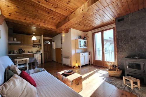 un grand salon avec un canapé et une table dans l'établissement Acogedor Apartamento en Osséja, à Osséja