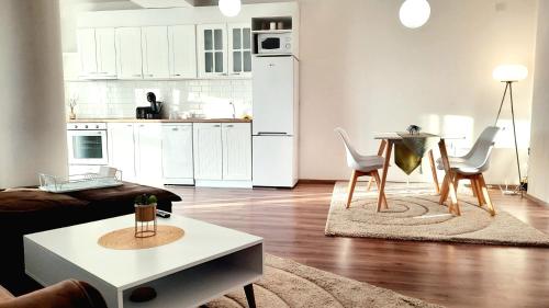 uma cozinha e uma sala de estar com mesa e cadeiras em Velvet Vista em Štip