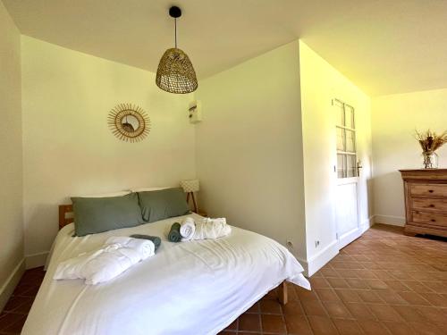 Frélinghien的住宿－Le gîte du chastel，一间卧室配有一张带两个枕头的床
