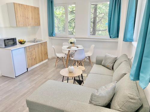 - un salon avec un canapé et une table dans l'établissement Hello Studios Budget Stays Free Parking & Wifi, à Stara Zagora