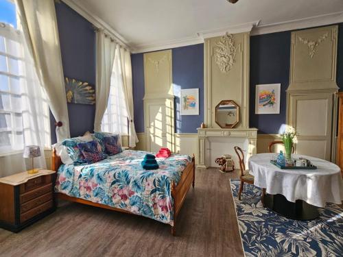een slaapkamer met een bed en een tafel. bij Château Arche d'Aure in Vicq-dʼAuribat