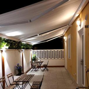 een patio met stoelen en een tafel op een balkon bij Marelibero in Marina di San Vito