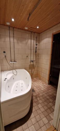 a bathroom with a bath tub in a room at Levin Kolmio C4 in Levi