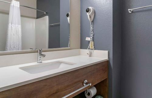 La salle de bains est pourvue d'un lavabo et d'un miroir. dans l'établissement Extended Stay America Premier Suites - Reno - Sparks, à Sparks