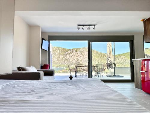 Topos luxury stay Heraion في لوتراكي: غرفة نوم مع سرير وإطلالة على المحيط