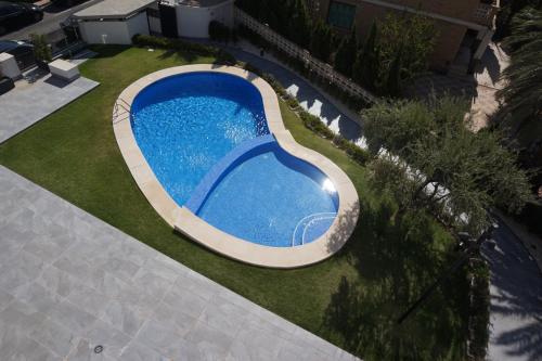 - une vue sur la piscine dans la cour dans l'établissement Moderno apartamento en el Campello by beBalmy, à El Campello