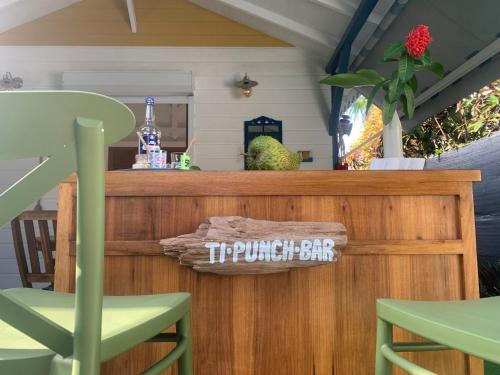 a bar with a sign that says the punch bar at Un p'tit coin Zen in Saint-François