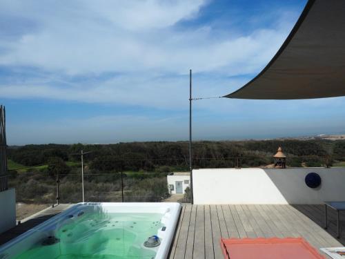 un bain à remous sur le toit d'une maison dans l'établissement Tigmi Anis, à Essaouira