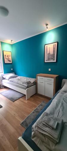 Un pat sau paturi într-o cameră la Schöne 2 Zimmer Apartment in Krefeld City, Monteur Wohnung Netflix & Prime