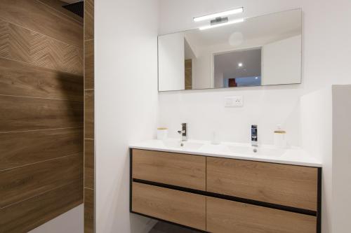La salle de bains est pourvue d'un lavabo et d'un miroir. dans l'établissement Appartement T2 de haut standing classé trois étoiles, hypercentre Rochefort, arrivée autonome, à Rochefort