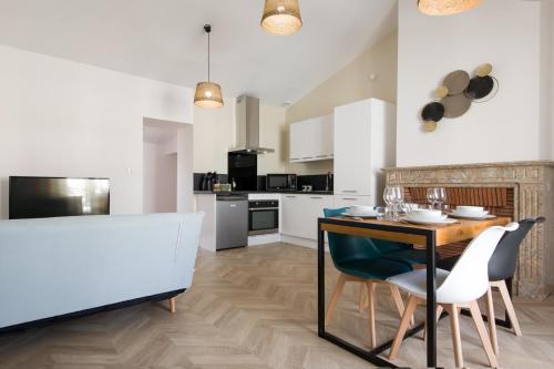 une cuisine et une salle à manger avec une table et des chaises dans l'établissement Magnifique T2 classé trois étoiles, hypercentre Rochefort, arrivée autonome, à Rochefort
