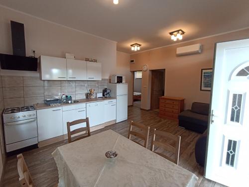 佐馬爾迪的住宿－Zafír Vendégház，厨房以及带桌椅的起居室。