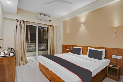 Un dormitorio con una cama grande y una ventana en Collection O Rm Residency Near Appu Ghar, en Gurgaon