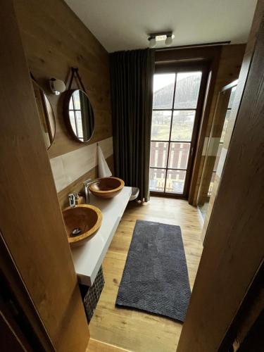 a bathroom with two sinks and a large window at Cabin House Čičmany- Relaxačné zariadenie s ubytovaním in Čičmany