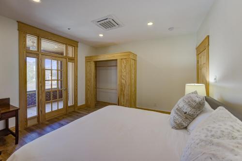 um quarto com uma grande cama branca e uma janela em Vacation Rental Home in Downtown Vicksburg! em Vicksburg