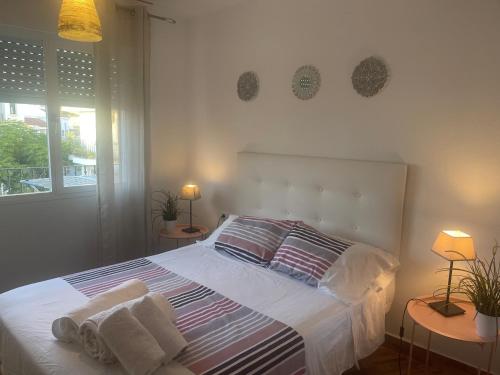 a bedroom with a bed with towels on it at Apartamento Mirador del Atlántico in Conil de la Frontera