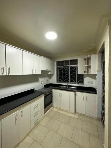 Virtuvė arba virtuvėlė apgyvendinimo įstaigoje Z&J Real Estate Apartments Kira K’la Uganda
