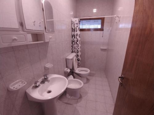 ein weißes Badezimmer mit Waschbecken und Toilette in der Unterkunft BlasHouses in San Rafael