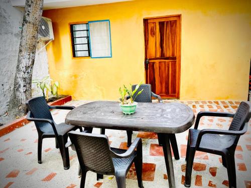 uma mesa e cadeiras em frente a um edifício em Mansion Bahia Manga em Cartagena das Índias