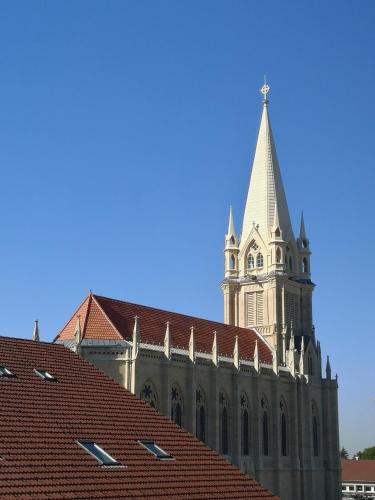 een kerk met een toren op een gebouw bij L'appart du dessus - place de parking - wifi in Doubs