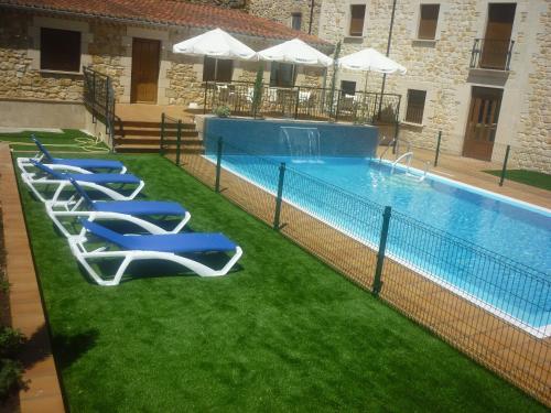 桑托多明戈德西洛斯的住宿－聖多明各-德錫洛斯酒店，游泳池旁的一排躺椅