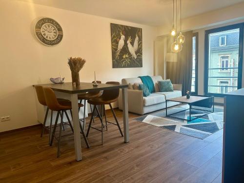 uma sala de estar com uma mesa e um sofá em APPT RUE DE STRASBOURG no Luxemburgo