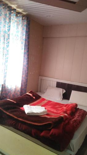 Voodi või voodid majutusasutuse Guptkashi Prithvi yatra hotel toas